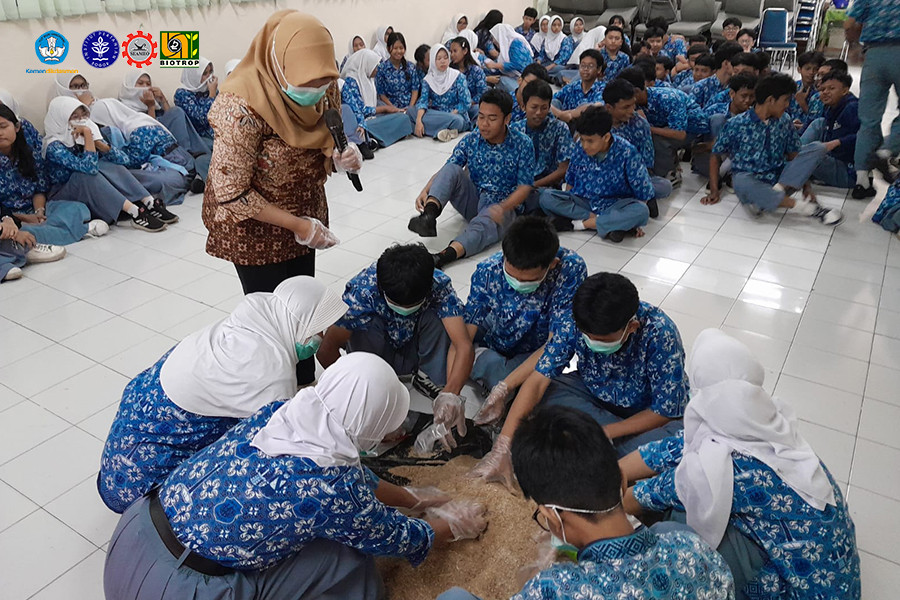 SEAMEO BIOTROP'S ROLE in Strengthening Student and Teacher Capacity Through Mushroom Cultivation and Mushroom Barn Management Training at SMA Negeri 35 Jakarta